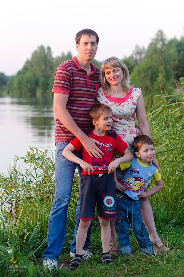 Теплые и веселые семейные фотосессии. Запечатлите счастливые мгновения жизни ваших близких и родных людей в семейной фотосессии. Свадебный фотограф в Варшаве. Теплые и веселые семейные фотосессии. Запечатлите счастливые мгновения жизни ваших близких и родных людей в семейной фотосессии. Фотосессия в подарок, семейная фотокнига, красивые фотографии с семейной фотосессии в Варшаве.