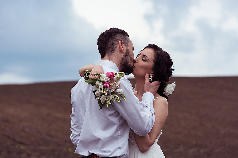 We invite you to see the photos, I encourage you to take advantage of my offer. I do professional outdoor photos, which may be in addition to reportage wedding. Wedding session can also take place without ordering a full coverage of the wedding. 
