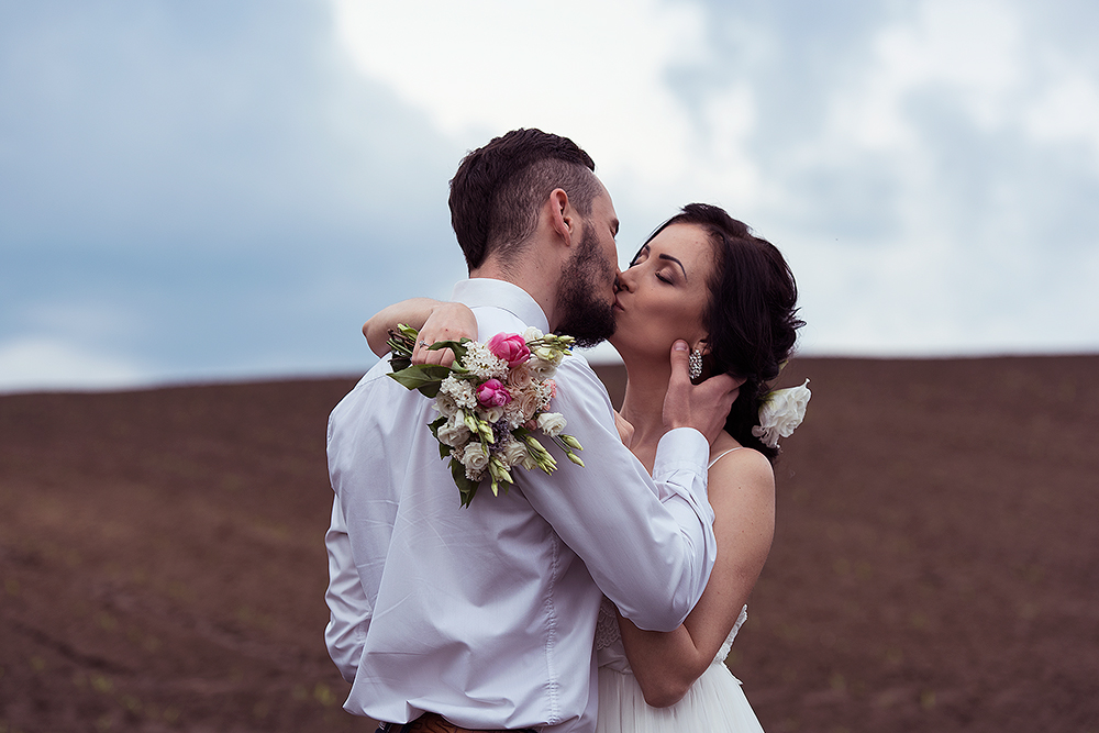 Весільний фотограф, сайт весільного фотографа, весілля, шлюб, вінчання. Фотографії під відкритим небом в Варшаві і околицях. Професійні весільні фото зі шлюбу, наречені, біла сукня нареченої, весільна церемонія в рагсі, в церкві, фотки з весільного фотосету, фотографії в весільний фотоальбом, весільна фотокнига.