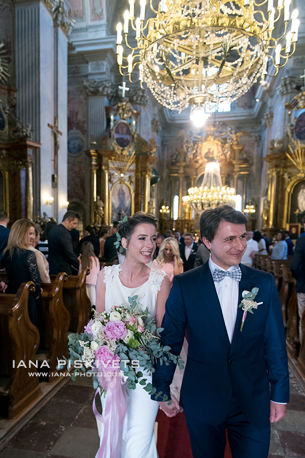 Reportaż ślubny z kościoła ceremonia w kościele św. Anny na placu Zamkowym w Warszawie fotograf ślubny na ślub i wesele plener ślubny w Warszawie Sesje zdjęciowe portretowe Warszawa fotoksiążka ślubna fotografia artystyczna artystyczne zdjęcia Reportaż ze ślubu i wesela  