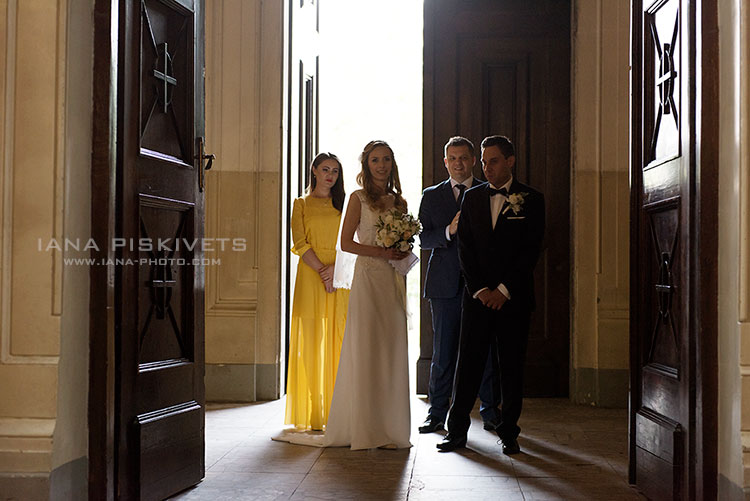 Wedding photographer in Warsaw. Professional photographer, photography Sacraments of the wedding in the Catholic Church of All Saints in Warsaw. Photo Report from the wedding, christening, wedding reportage, photographer for christening, baptism in the church. Making a photo book.