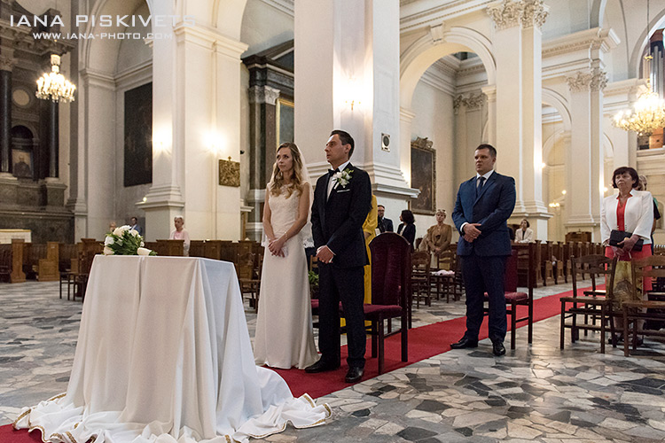 Ceremonia Ślubna Ślub w Kościółe Wszystkich Świętych – kościół rzymskokatolicki znajdujący się przy placu Grzybowskim 3/5 w Warszawie, siedziba parafii Wszystkich Świętych. Dobry fotograf ślubny na reportaż ślubny, przygotowania, ślub kościelny, wesele. Sesja plenerowa w Łazienkach Królewskich! Ślub w deszczowej pogodzie. 