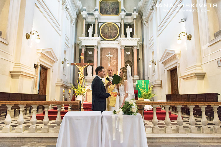 Fotograf ślubny Warszawa Ceremonia Ślubna Najlepszy fotograf ślubny w Warszawie Zapraszam na reportaż ślubny, przygotowania, ślub kościelny, wesele. Sesja plenerowa w Łazienkach Królewskich! Parafia pw. Wszystkich Świętych w Warszawie. Ślub w deszczowej pogodzie. 