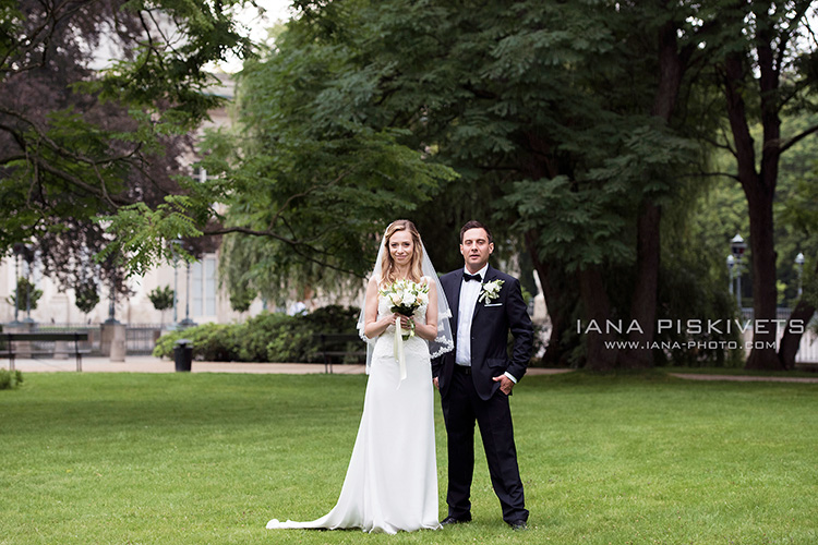 Wedding photographer in Warsaw. Wedding photography - International wedding photographer - Warsaw. Beautiful bride woman with bouquet of flowers, wedding makeup and hairstyle, bridal veil. Girl wearing in white wedding dress posing, indoor portrait.