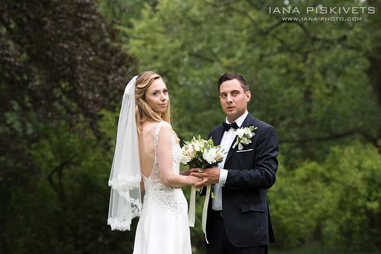 Wedding photo shoot in Łazienki Park in Warsaw. The most beautiful places for a wedding photo shoot are Łazienki Park, Royal Castle in Warsaw and Palace on the Water. Wedding in the rain. Professional wedding photographer in Warsaw, Wroclaw, Krakow, Polan