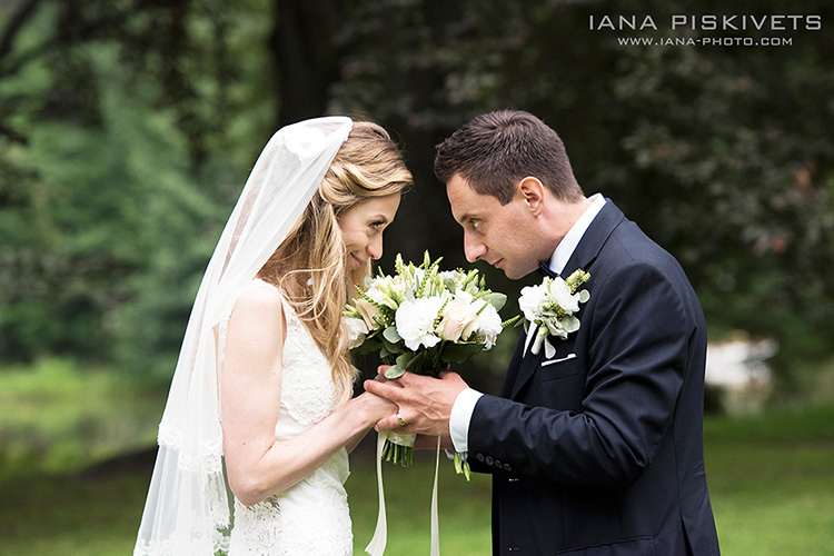 Wedding photo shoot in Łazienki Park in Warsaw. The most beautiful places for a wedding photo shoot are Łazienki Park, Royal Castle in Warsaw and Palace on the Water. Wedding in the rain. Professional wedding photographer in Warsaw, Wroclaw, Krakow, Polan