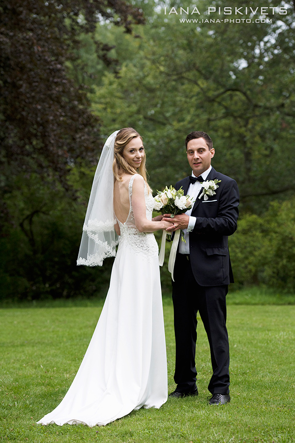 Wedding photo shoot in Łazienki Park in Warsaw. The most beautiful places for a wedding photo shoot are Łazienki Park, Royal Castle in Warsaw and Palace on the Water. Wedding in the rain. Professional wedding photographer in Warsaw, Wroclaw, Krakow, Polan