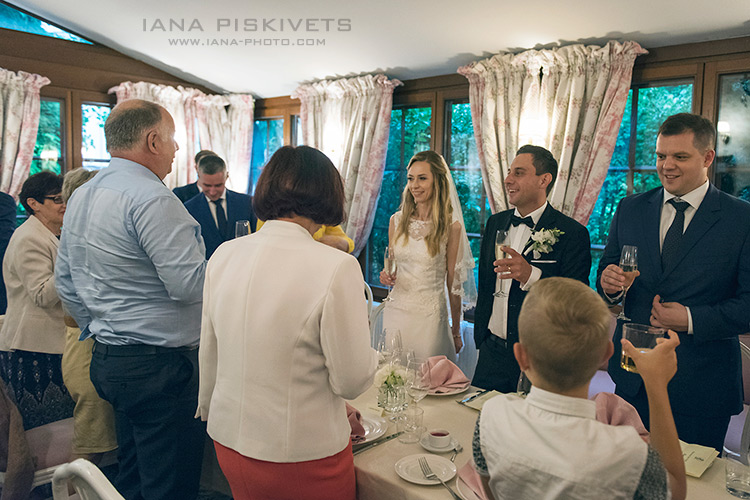 Fotoalbum, fotoksiążka, zdjęcia weselne, zdjęcia na płótnie Warszawa cena Dobry fotograf ślubny na wesele ślub chrzest plener ślubny chrzciny reportaż ślubny w Warszawie cennik Fotografia z Ceremoni Śubnej Pary Młodej Fotografia ślubna weselna niska cena ile kosztuje fotoksiążka ślubna? Koszt fotografa ślubnego? Cennik zdjęć ślubnych?