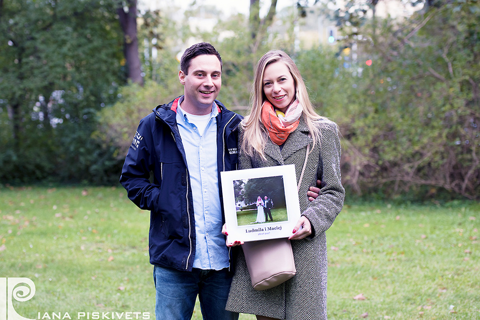 Fotoksiążka / fotoalbum i pudełko na DVD  Dziś chciałam pokazać Wam fotoalbum zawierający zdjęcia ślubne Ludmily i Macieja. Uważam, iż jest to wspaniała forma przedstawienia fotografii, ponieważ taką foto książkę możemy zaprojektować sami, dzięki temu możemy opowiedzieć historię – od sesji zaręczynowej do poślubnej. Album jest stworzony tak, aby rozkładówki tworzyły płaską powierzchnię, dzięki temu możemy wydrukować zdjęcie na dwóch kartach i oglądać je w naprawdę dużej odsłonie. Prezentowany album ma wymiary 30 × 30 cm, po rozłożeniu jest to 60 × 30 cm, oczywiście zdjęcia są drukowane do krawędzi, a poszczególne karty są grube i sztywne. W komplecie z fotoalbumem można zamówić pudełko na płytę, które również jest wykonane na podstawie indywidualnego projektu, dzięki temu tworzy wraz z nim spójną całość.