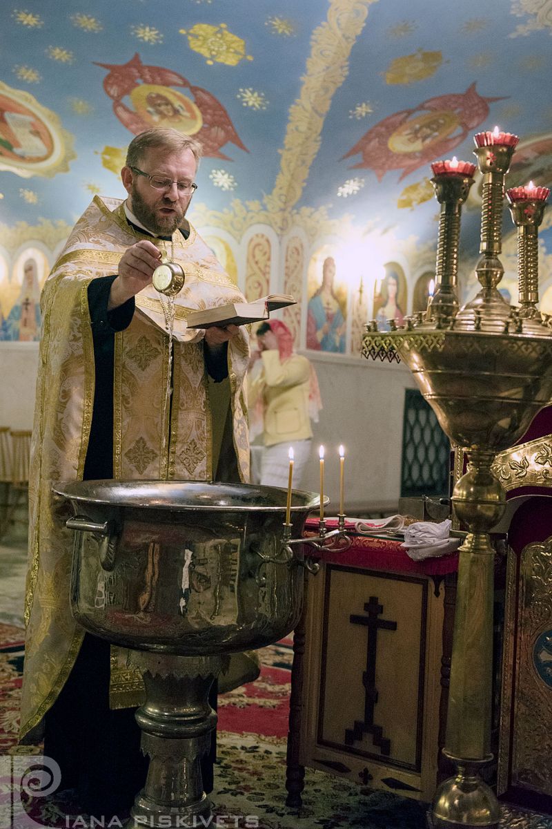 Хрещення є головним Таїнством православного віросповідання, яке вимагає ретельної підготовки і суворого дотримання встановлених правил. Сам обряд хрещення має першорядне значення тому, що проходження через нього залучає людину до православної Церкви.  Хрещення – це таїнство входження до Церкви та народження для вічного життя у Царстві Божому. “Хто не народиться від води і Духа, не може увійти в Царство Боже”, – каже Ісус Христос у Євангелії (від Іоанна, 3:5). В посланні апостола Павла до Римлян хрещення називається співучастю у смерті та Воскресінні Сина Божого. В таїнстві Хрещення прощаються всі скоєні до того гріхи, а охрещувана людина дає обіцянку жити надалі за заповідями Божими.  Чин хрещення відправляється через триразове занурення охрещуваного у воду в ім’я Отця, Сина і Святого Духа.   Що потрібно для хрещення? Передусім – віра. Це найголовніша умова. Без віри неможливо приймати жодне церковне таїнство. Доросла людина має вірувати так, як вірує Православна Християнська Церква, свідомо читати Символ віри (його можна знайти у будь-якому молитовнику), всіма силами намагатися дотримуватися заповідей Божих та євангельського способу життя. Православна Церква хрестить не тільки дорослих, але й малих дітей та немовлят. Умовою для хрещення немовлят є віра їхніх батьків, які мають бути православними християнами. Також під час хрещення немовля християнську віру засвідчують хресні батьки, які мають бути православними християнами. Тож, для хрещення дітей потрібні хресні батьки. Для хрещення дорослої людини хресні батьки не обов’язкові. З матеріальних речей для хрестин треба мати із собою: - натільний хрестик (може бути з будь-якого матеріалу); - білу пелену (так звану “крижму”) для дітей, а для дорослих – світлий святковий одяг та рушник. Вода для хрещення підігрівається, храм опалюється, але у холодну пору року візьміть з собою ще щось додаткове, щоб загорнути дитину. - для пожертви на храм варто принести пляшку вина – воно буде використано для причастя. Це має бути кагор належної якості, бо ним причащають і дітей. Дорослі люди, а також діти від семи років, які бажають прийняти Хрещення, а також хресні батьки дитини обов’язково мають прийти завчасно на бесіду. Хресним батькам потрібно також завчасно (за тиждень, два чи принаймні впродовж місяця перед хрестинами) прийти на сповідь та причаститися.  Як обрати ім’я для хрещення? Якщо ви вже обрали ім’я для своєї дитини, то обирати інше для хрещення не потрібно, за винятком, коли це ім’я відсутнє у переліку церковних імен. У такому випадку церковне ім’я обирається або співзвучно із світським ім’ям (так, Лесю зазвичай хрестять як Олександру, Лілію – як Лію), або відповідно до дня, коли народилася дитина (дивляться, пам’ять яких святих припажає у церковному календарі на день народження дитини або на наступні дні до восьмого включно), або за бажанням батьків. Священик може запропонувати батькам церковне ім’я, але він в жодному разі не має право нав’язувати свій варіант: ім’я має бути погоджене з батьками.  Як обирати хресних батьків? Восприємники (хресні батьки) з’явилися в Церкві з практики хрещення дорослих, і вже потім їх стали брати при хрещенні дітей. Людина, що бажала приєднатися до Церкви, повинна була прийти до єпископа чи священика через посередництво якогось члена Церкви, котрий ручався за нього. Головна роль такого поручителя полягала в керуванні життям того, хто готувався до хрещення. Він мав навчити свого хрещеного основам православної віри та благочестя. При хрещенні дітей функції восприємників зазнали зміни. Тепер їх роль не закінчувалась, а тільки починалась з прийняття дитини від купелі. Вони свідчили Церкві, що дитина, яку вони восприйняли, буде вихована у християнській вірі. Між дитиною та хресними батьками виникають особливі відношення – духовне споріднення. Треба зазначити, що для хрещення достатньо навіть не пари, а принаймні одного восприємника – хресного батька чи мати, одної статі з дитиною. Хоча, з іншого боку, хресних батьків може бути і дві, і навіть декілька пар. Отже, хресні батьки дають обіцянку Церкві про прийнятих дітей. Церква покладає на них обов’язок виховання дітей у православній вірі. Щоб ця обіцянка була дійсною, необхідно, щоб вони відповідали деяким вимогам. Зрозуміло, що хресними батьками можуть бути лише особи, що належать до Православної Церкви, та не просто формально належать, тобто не ті, що відвідують храм Божий лише кілька разів на рік – на Пасху, Різдво і т. п.,- але ті, котрі регулярно сповідаються та причащаються. Справжня християнська віра неможлива без регулярної молитви та спілкування з Богом у таїнстві Причастя Його Тіла та Крови. Ті, хто не мають такої віри, – що можуть передати своїм хрещеним? Хресні батьки мають бути повнолітні, щоб усвідомлювати всю відповідальність, яку вони на себе приймають. Як правило, Церква дозволяє бути хресними батьками з 15 років для восприємника та з 13-ти для восприємниці. Хресні батьки мають знати головні істини православної віри. Як скорботно буває для священика інколи бачити, що хрещені батьки не можуть без помилок прочитати Символ віри, або навіть перехреститися!  В якому віці краще хрестити дитину? Хрещення може бути прийнято у будь-якому віці. Коли, не дай Бог, є загроза життю дитини, хрестити треба якнайшвидше – для цього можна викликати священика в навіть до лікарні. Зазвичай дитину хрестять після того, як їй сповниться сорок днів – адже тоді мати може увійти до храму та бути присутня при відправі таїнства. За досвідом священиків, найважчий вік для хрестин – це діти від року до трьох, коли вони вже дуже сильно непокояться перебуванням в незнайомий умовах, на руках у незнайомих людей тощо, але пояснити їм та заспокоїти дуже важко. Так само дуже важко буває умовити дитину в такому віці прийняти перше Причастя.   У які дні краще хрестити? Хрестити можна у будь-який день року, незалежно від постів та святкових дні. Але візьміть до уваги, що у деякі свята священики бувають особливо навантажені. Крім того, під час посту сімейне святкування має відповідати церковному уставу.  До чого зобов’язує Хрещення? Під час Хрещення людина, яка приймає таїнство (або хресні батьки, коли хрестять дитину) проголошує, що “вірує Христу як Царю і Богу”. Це означає не тільки визнання Ісуса Богом, а й прийняття Його заповідей основним законом життя. Визнавати буття Боже недостатньо для спасіння. Біси також знають, що Бог є, але їхня воля протилежна волі Божій. Від християнина вимагається довіра Богові та дотримання Його заповідей. Складові християнського життя: - молитва – звернення до Бога розуму і серця, тобто бесіда з Ним; - вивчання Слова Божого – Біблії, передусім Євангелія. Слід постійно читати Святе Письмо та розмірковувати над ним, шукаючи в ньому орієнтирів для життя; - повсякденне дотримання заповідей Божих та життя відповідно до заклику Ісуса Христа: у любові до ближнього, милосерді, чесності, відповідальності; - регулярні сповідь та причастя (принаймні один раз на місяць). Після хрещення дитину також обов’язково треба принести на перше причастя. Дорослі, що приносять хрестити дітей, та хресні батьки, мають передусім самі жити як християни, та навчати цьому дітей – не тільки словом, а насамперед власним прикладом.  Чи замовляти фотографа на хрестини? Відповідь однозначна, звичайно ж ТАК. Якісні фото – запорука хорошої пам’яті про таку урочисту подію. Буває, що батьки про це навіть не замислюються. Хтось з гостей може узяти із собою якусь камеру, але про хороші фотографії у такому разі говорити не доводиться. Адже зйомка в церкві – одна з найскладніших для фото чи відео. Як правило, в православних храмах панує темрява. Отож для фотографа це справжній виклик, особливо враховуючи той факт, що в церкві небажано, а часто і зовсім заборонено, використання спалахів. Щоб в таких умовах отримати якісні фотографії (яскраві, різкі, з правильним перенесенням кольорів) потрібна професійна техніка і багаторічний стаж її користування. Саме тому така робота під силу лише професійному фотографові. Враховуючи, що хрестини – подія що відбувається раз в житті, економити на фотографові однозначно не варто. Замовивши фотографа-аматора клієнт отримає дуже низькоякісні знімки. Треба розуміти, що повторну зйомку крещення, на жаль, провести не можна. Пошук відповідного фотографа для хрещення є пріоритетним завданням для батьків. Я пропоную вам скористатися моїми послугами.  Я також пропоную пам'ятні фотографії, зроблені у вас вдома під час підготовки дитини до хрещення, фотографування репортажу хрещення, а також виконую сімейні фотосесії з малюками і дітками старшого віку на відкритому повітрі. Якщо Ви або ваші знайомі шукають професійного фотографа для зйомки репортажу з хрестин в Варшаві, будь ласка, зателефонуйте або напишіть до мене.  Збережіть спогади для Вашого фотоальбому. Замовте собі, своїм рідним, дітям або коханій людині незвичайним подарунок - фотосесію.  Сподобався Вам цей запис? Поділіться ним з друзями!