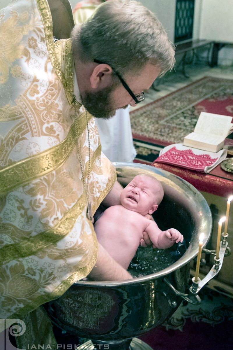 Хрещення є головним Таїнством православного віросповідання, яке вимагає ретельної підготовки і суворого дотримання встановлених правил. Сам обряд хрещення має першорядне значення тому, що проходження через нього залучає людину до православної Церкви.  Хрещення – це таїнство входження до Церкви та народження для вічного життя у Царстві Божому. “Хто не народиться від води і Духа, не може увійти в Царство Боже”, – каже Ісус Христос у Євангелії (від Іоанна, 3:5). В посланні апостола Павла до Римлян хрещення називається співучастю у смерті та Воскресінні Сина Божого. В таїнстві Хрещення прощаються всі скоєні до того гріхи, а охрещувана людина дає обіцянку жити надалі за заповідями Божими.  Чин хрещення відправляється через триразове занурення охрещуваного у воду в ім’я Отця, Сина і Святого Духа.   Що потрібно для хрещення? Передусім – віра. Це найголовніша умова. Без віри неможливо приймати жодне церковне таїнство. Доросла людина має вірувати так, як вірує Православна Християнська Церква, свідомо читати Символ віри (його можна знайти у будь-якому молитовнику), всіма силами намагатися дотримуватися заповідей Божих та євангельського способу життя. Православна Церква хрестить не тільки дорослих, але й малих дітей та немовлят. Умовою для хрещення немовлят є віра їхніх батьків, які мають бути православними християнами. Також під час хрещення немовля християнську віру засвідчують хресні батьки, які мають бути православними християнами. Тож, для хрещення дітей потрібні хресні батьки. Для хрещення дорослої людини хресні батьки не обов’язкові. З матеріальних речей для хрестин треба мати із собою: - натільний хрестик (може бути з будь-якого матеріалу); - білу пелену (так звану “крижму”) для дітей, а для дорослих – світлий святковий одяг та рушник. Вода для хрещення підігрівається, храм опалюється, але у холодну пору року візьміть з собою ще щось додаткове, щоб загорнути дитину. - для пожертви на храм варто принести пляшку вина – воно буде використано для причастя. Це має бути кагор належної якості, бо ним причащають і дітей. Дорослі люди, а також діти від семи років, які бажають прийняти Хрещення, а також хресні батьки дитини обов’язково мають прийти завчасно на бесіду. Хресним батькам потрібно також завчасно (за тиждень, два чи принаймні впродовж місяця перед хрестинами) прийти на сповідь та причаститися.  Як обрати ім’я для хрещення? Якщо ви вже обрали ім’я для своєї дитини, то обирати інше для хрещення не потрібно, за винятком, коли це ім’я відсутнє у переліку церковних імен. У такому випадку церковне ім’я обирається або співзвучно із світським ім’ям (так, Лесю зазвичай хрестять як Олександру, Лілію – як Лію), або відповідно до дня, коли народилася дитина (дивляться, пам’ять яких святих припажає у церковному календарі на день народження дитини або на наступні дні до восьмого включно), або за бажанням батьків. Священик може запропонувати батькам церковне ім’я, але він в жодному разі не має право нав’язувати свій варіант: ім’я має бути погоджене з батьками.  Як обирати хресних батьків? Восприємники (хресні батьки) з’явилися в Церкві з практики хрещення дорослих, і вже потім їх стали брати при хрещенні дітей. Людина, що бажала приєднатися до Церкви, повинна була прийти до єпископа чи священика через посередництво якогось члена Церкви, котрий ручався за нього. Головна роль такого поручителя полягала в керуванні життям того, хто готувався до хрещення. Він мав навчити свого хрещеного основам православної віри та благочестя. При хрещенні дітей функції восприємників зазнали зміни. Тепер їх роль не закінчувалась, а тільки починалась з прийняття дитини від купелі. Вони свідчили Церкві, що дитина, яку вони восприйняли, буде вихована у християнській вірі. Між дитиною та хресними батьками виникають особливі відношення – духовне споріднення. Треба зазначити, що для хрещення достатньо навіть не пари, а принаймні одного восприємника – хресного батька чи мати, одної статі з дитиною. Хоча, з іншого боку, хресних батьків може бути і дві, і навіть декілька пар. Отже, хресні батьки дають обіцянку Церкві про прийнятих дітей. Церква покладає на них обов’язок виховання дітей у православній вірі. Щоб ця обіцянка була дійсною, необхідно, щоб вони відповідали деяким вимогам. Зрозуміло, що хресними батьками можуть бути лише особи, що належать до Православної Церкви, та не просто формально належать, тобто не ті, що відвідують храм Божий лише кілька разів на рік – на Пасху, Різдво і т. п.,- але ті, котрі регулярно сповідаються та причащаються. Справжня християнська віра неможлива без регулярної молитви та спілкування з Богом у таїнстві Причастя Його Тіла та Крови. Ті, хто не мають такої віри, – що можуть передати своїм хрещеним? Хресні батьки мають бути повнолітні, щоб усвідомлювати всю відповідальність, яку вони на себе приймають. Як правило, Церква дозволяє бути хресними батьками з 15 років для восприємника та з 13-ти для восприємниці. Хресні батьки мають знати головні істини православної віри. Як скорботно буває для священика інколи бачити, що хрещені батьки не можуть без помилок прочитати Символ віри, або навіть перехреститися!  В якому віці краще хрестити дитину? Хрещення може бути прийнято у будь-якому віці. Коли, не дай Бог, є загроза життю дитини, хрестити треба якнайшвидше – для цього можна викликати священика в навіть до лікарні. Зазвичай дитину хрестять після того, як їй сповниться сорок днів – адже тоді мати може увійти до храму та бути присутня при відправі таїнства. За досвідом священиків, найважчий вік для хрестин – це діти від року до трьох, коли вони вже дуже сильно непокояться перебуванням в незнайомий умовах, на руках у незнайомих людей тощо, але пояснити їм та заспокоїти дуже важко. Так само дуже важко буває умовити дитину в такому віці прийняти перше Причастя.   У які дні краще хрестити? Хрестити можна у будь-який день року, незалежно від постів та святкових дні. Але візьміть до уваги, що у деякі свята священики бувають особливо навантажені. Крім того, під час посту сімейне святкування має відповідати церковному уставу.  До чого зобов’язує Хрещення? Під час Хрещення людина, яка приймає таїнство (або хресні батьки, коли хрестять дитину) проголошує, що “вірує Христу як Царю і Богу”. Це означає не тільки визнання Ісуса Богом, а й прийняття Його заповідей основним законом життя. Визнавати буття Боже недостатньо для спасіння. Біси також знають, що Бог є, але їхня воля протилежна волі Божій. Від християнина вимагається довіра Богові та дотримання Його заповідей. Складові християнського життя: - молитва – звернення до Бога розуму і серця, тобто бесіда з Ним; - вивчання Слова Божого – Біблії, передусім Євангелія. Слід постійно читати Святе Письмо та розмірковувати над ним, шукаючи в ньому орієнтирів для життя; - повсякденне дотримання заповідей Божих та життя відповідно до заклику Ісуса Христа: у любові до ближнього, милосерді, чесності, відповідальності; - регулярні сповідь та причастя (принаймні один раз на місяць). Після хрещення дитину також обов’язково треба принести на перше причастя. Дорослі, що приносять хрестити дітей, та хресні батьки, мають передусім самі жити як християни, та навчати цьому дітей – не тільки словом, а насамперед власним прикладом.  Чи замовляти фотографа на хрестини? Відповідь однозначна, звичайно ж ТАК. Якісні фото – запорука хорошої пам’яті про таку урочисту подію. Буває, що батьки про це навіть не замислюються. Хтось з гостей може узяти із собою якусь камеру, але про хороші фотографії у такому разі говорити не доводиться. Адже зйомка в церкві – одна з найскладніших для фото чи відео. Як правило, в православних храмах панує темрява. Отож для фотографа це справжній виклик, особливо враховуючи той факт, що в церкві небажано, а часто і зовсім заборонено, використання спалахів. Щоб в таких умовах отримати якісні фотографії (яскраві, різкі, з правильним перенесенням кольорів) потрібна професійна техніка і багаторічний стаж її користування. Саме тому така робота під силу лише професійному фотографові. Враховуючи, що хрестини – подія що відбувається раз в житті, економити на фотографові однозначно не варто. Замовивши фотографа-аматора клієнт отримає дуже низькоякісні знімки. Треба розуміти, що повторну зйомку крещення, на жаль, провести не можна. Пошук відповідного фотографа для хрещення є пріоритетним завданням для батьків. Я пропоную вам скористатися моїми послугами.  Я також пропоную пам'ятні фотографії, зроблені у вас вдома під час підготовки дитини до хрещення, фотографування репортажу хрещення, а також виконую сімейні фотосесії з малюками і дітками старшого віку на відкритому повітрі. Якщо Ви або ваші знайомі шукають професійного фотографа для зйомки репортажу з хрестин в Варшаві, будь ласка, зателефонуйте або напишіть до мене.  Збережіть спогади для Вашого фотоальбому. Замовте собі, своїм рідним, дітям або коханій людині незвичайним подарунок - фотосесію.  Сподобався Вам цей запис? Поділіться ним з друзями!