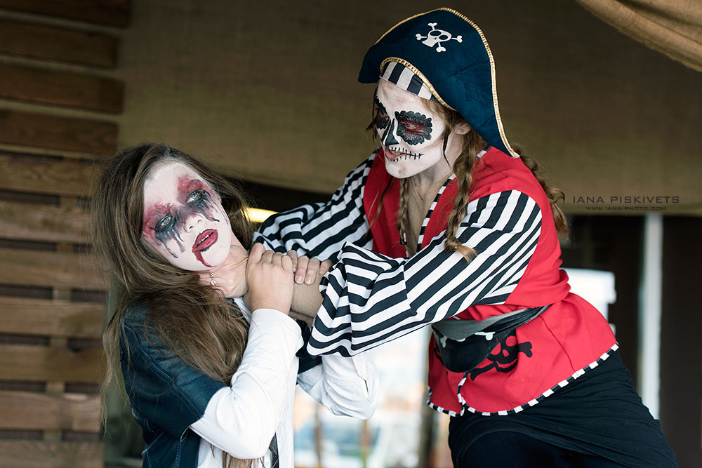 Halloween - sesja zdjęciowa. Sesja zdjęciowa dla dzieci podczas Halloween. Halloween: pomysł na ślubną sesję zdjęciową. Fotografia dziecięca, fotografia dziecięca Warszawa, Halloween, mini sesja, sesja dziecięca, sesja fotograficzna, sesja studyjna, sesja zdjęciowa. Do niedawna 31 października był Dniem Zadusznym, wigilią dnia Wszystkich Świętych – czasu, kiedy to całe rodziny zjeżdżają się w swoje rodzinne strony i wspominają zmarłych w chwili zadumy. Święto to jest wpisane niejako w polską tradycję. Czy zatem słusznie coraz więcej ludzi obchodzi święto Halloween? Wigilia Wszystkich Świętych Sama nazwa powstała od skrótu w języku angielskim All Hallows’ Eve, co w dosłownym tłumaczeniu oznacza wigilią Wszystkich Świętych. Swój początek jednak zawdzięcza prawdopodobnie Celtom oraz ich świętu Samhain. W ten dzień witano zimę oraz żegnano i czczono zmarłych. Druidzi przebierali się w czarne stroje przypominające demony, ponieważ wierzono, że podczas tego dnia zacierała się niejako granica pomiędzy światem żywych i umarłych a tym samym duchy miały łatwiejszą drogę na ziemię. Z zacieraniem się światów i widzeniem zjaw była z pewnością tak, że nie znający umiaru w piciu celtyccy wojowie i druidzi, podczas całego dnia hucznej uczty byli w stanie zobaczyć praktycznie wszystko. Również w więcej rzeczy można było uwierzyć. Pomijając pijaństwo lub jego brak (oczywiście nadużywanie alkoholu to tylko luźna teoria) wiele zjawisk zupełnie dla nas normalnych było dla nich niewytłumaczalne. łatwiej tym samym było uwierzyć w coś co wpajali im szamani i druidzi. 