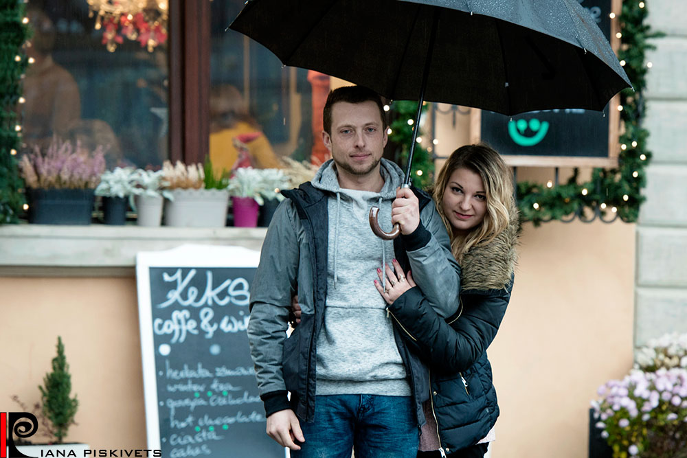 Flavored mulled wine, freshly baked trdelnik, hot svarzak or honey spiced cake? Today in the manu is a Christmas photoshoot in Warsaw with it’s unique and magical atmosphere. As laways, I am sharing with you my best photographs of Christmas time in Warsaw and again reasure myself that this is the most wonderful time. All this bright photos are real proof that it’s a good idea to order photo session in Warsaw on winter holidays. During this time the ancient city of Poland is so beautiful that nobony needs any additions. A magic atmosphere of Christmas Warsaw gives us a perfect background for photo session- every photo has much happiness, expressive emotions and love: the love to our dearest and bearest, our children, the nature, street musicians, animals and to the life. Christmas in Warsaw is the best time for happy photo sessions! How many romantic pictures with your loved one have you got? I bet that not everyone can boast of such fortune. On some pictures you’re with friends, on the other you’re alone as your partner’s shooting at that moment. However, unfortunately there are no photos where there are only two of you being joyful and happy together. Photo session for the loved ones is a collection of touching and memorable pictures that will please you for many years afterward.