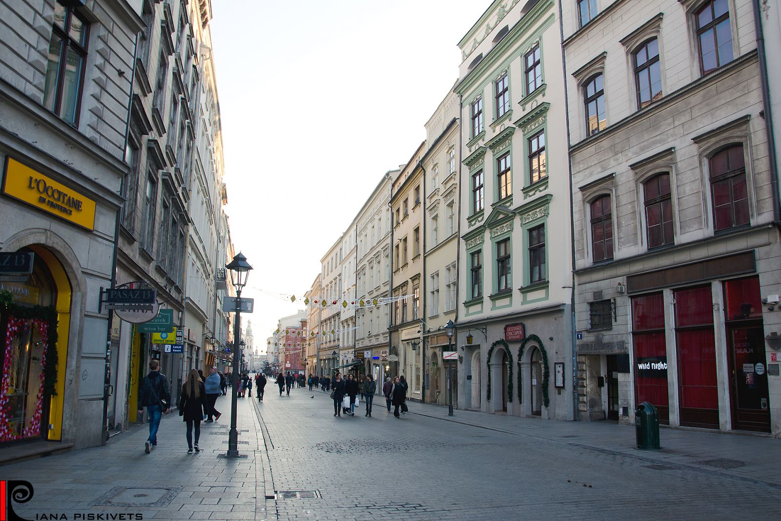 Старе місто, площа, туман. Королівський замок Вавель, Краків. Різдвяний ярмарок Святвечір смак Різдва. Ароматний глінтвейн,  дерев'яні будиночки, медові пряники, пряниковий будиночок, краковські смаколики, різдво в Кракові.