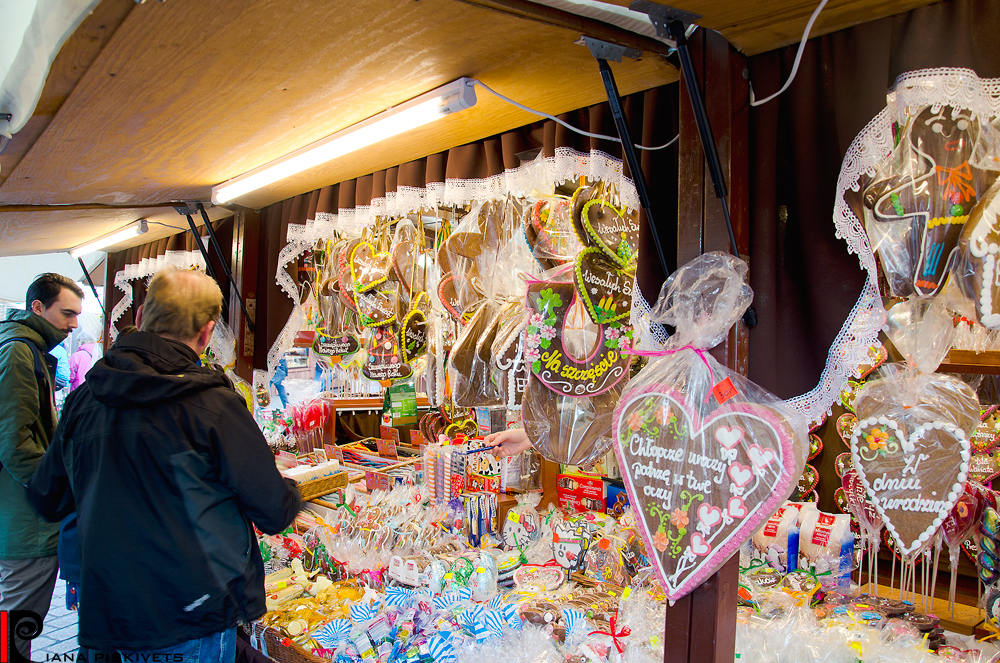 Jarmarki Bożonarodzeniowe w Polsce - Kraków, Warszawa, Wroclaw, Poznań. Fotograf Warszawa i okolice, cennik, oferta, fotograf kraków, grzane wino, jarmark bożonarodzeniowy  przed dworcem centralnym Mogliśmy kupić dla siebie, dla kogoś, na choinkę, na stół, albo się po prostu napić wina grzanego Targi Bożonarodzeniowe i Wigilijny Małopolski Smak