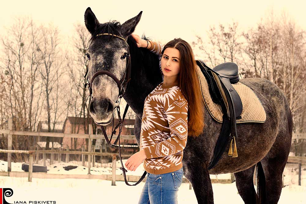 Фотосесія на конях, фото сессія на коні, дівчина верхи на коні. Пози для прогулянкової портретної фотосесії верхи на коні. Красива дівчина верхи на коні прогулюється по засніженому парку, в лісі, на стайні. Фотосесія верхи на коні, фотосесії на конях, верхи на коні, дівчина обіймає коня. Стайня в Житомирі, конячки в Новогуйвинську, коні в Озерному.