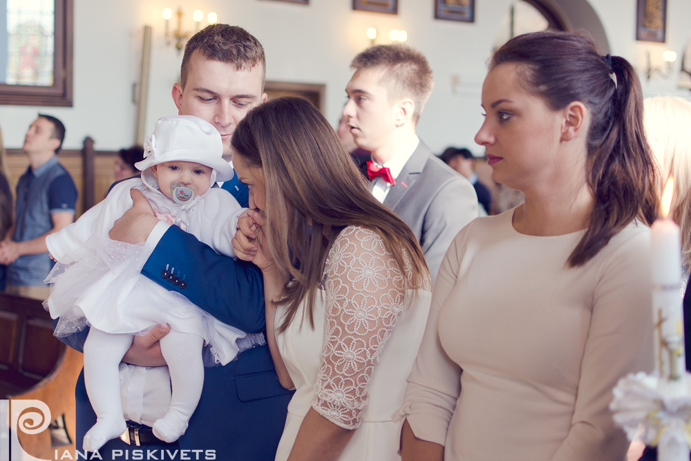 Dobry fotograf dziecięcy rodzinny na chrzest w Polsce fotografia ślubna okolicznościowa eventowa reportaż filmowy z Chrzcin komunii Kościel Św. Zofii Barat ul. Taneczna 65 Warszawa Grabów dziecko matka Fotografia chrztu w Warszawie oferta cennik koszt 