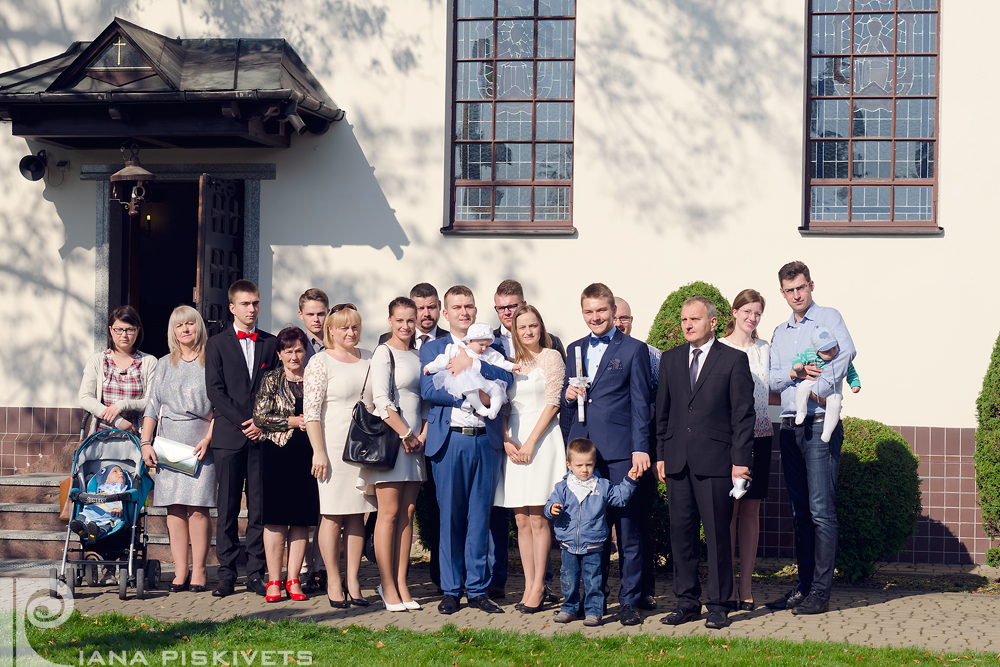 Ceremonia Chrztu Świętego to wyjątkowa i bardzo ważna uroczystość dla dziecka, rodziców oraz rodziny. Oprócz przygotowania duchowego, warto również przygotować się na współpracę z fotografem, dzięki czemu wykonane przeze mnie fotografie z Waszą pomocą, będą wspaniałą pamiątką. Poradnik stworzyłem na podstawie własnych doświadczeń i obserwacji wielu Chrztów świętych.    PRZYGOTOWANIE  – ekspresja, luz, swobodne zachowanie; – bez pośpiechu; – to jest Wasz i Waszego dziecka dzień i wy jesteście jego reżyserami, nie pozwólcie, aby stres Was opanował; – w domu jest czas na fotografowanie detali – bucików, ubranka, świecy, szatki oraz innych osobistych rzeczy – dobrze, aby były dostępne dla fotografa; – zadbajcie o to, aby tam, gdzie będzie ubieranie i będą robione zdjęcia nie znajdowały się niepotrzebne ciuchy, pudełka, reklamówki, wieszaki itp.  KOŚCIÓŁ – dobrze byłoby wcześniej na spotkaniu z księdzem wspomnieć, że będziecie mieli swojego fotografa (posiadam wymagane zaświadczenie z kurii do fotografowania uroczystości kościelnych); – poproście gości o to, aby nie dokumentowali Chrztu Świętego własnymi aparatami, ponieważ mogą utrudnić lub uniemożliwić mi wykonanie fotografii, podczas których momentów nie da się powtórzyć- polanie główki dziecka wodą święconą itp. – nie szukamy niepotrzebnie wzrokiem fotografa i nie patrzymy w obiektyw, chyba że fotograf o to poprosi; – kapłan podchodzi i kreśli na czole dziecka znak krzyża, trzymajcie dziecko przodem do niego jak na zdjęciu poniżej;  – znak krzyża na czole dziecka rodzice i chrzestni powinni robić kciukiem z zaciśniętą pięścią, tak by nie zasłonić za bardzo twarzy dziecka, żeby fotograf mógł to uwiecznić; – polewanie główki dziecka to jeden z ważniejszych momentów, miejcie na myśli fotografa i nie odwracajcie się w ostatniej chwili do niego z dzieckiem plecami; – dobrze jest podczas mszy trzymać dziecko na kolanach, na zmianę rodzice i chrzestni – fotograf będzie miał możliwość zrobić ładne i naturalne zdjęcia; – po mszy jest okazja, by przed ołtarzem zrobić zdjęcie grupowe wszystkich gości, jeśli chcecie takie zdjęcie, poproście zawczasu gości by po mszy nie wychodzili z kościoła;  – jeśli koło kościoła jest park albo miejsce zacienione z ładnym tłem gdzie można zrobić mini sesję dziecka z gośćmi, to możemy je wykorzystać do zdjęć po lub przed mszą.   PRZYJĘCIE – w przypadku wykonywania fotografii rodzinnej, jeżeli nie ma możliwości zrobienia jej w kościele, wykonuje je po przyjeździe do miejsca, w którym będzie odbywało się przyjęcie. Dziecko nie jest wtedy zbyt zmęczone i chętnie uśmiecha się na rękach rodziców; – w czasie trwania przyjęcia wykonuję fotografie rodzinne i jeżeli rodzice na to pozwolą każdy z gości ma wykonaną fotografie z maluszkiem; – przez czas mojej obecności na przyjęciu, jestem w 100% do Waszej dyspozycji- warto poinformować gości, że nie muszą brać ze sobą aparatów; – jeśli zdjęcia rodzinne z dzieckiem robimy podczas przyjęcia, najlepiej zrobić je od razu po dotarciu do restauracji/sali, dziecko będzie jeszcze mniej zmęczone; – podczas przyjęcia jestem do Waszej i Waszych gości dyspozycji i z wielką chęcią zrobię zdjęcia, o jakie poprosicie; – jeśli chcecie, abym uwieczniła tort, to zaplanujcie go tak, by był podany w czasie, w którym będę jeszcze z Wami, a jeśli tort macie później to mogę sam tort sfotografować wcześniej. Zachęcam do skorzystania z moich usług. Fotografuję chrzty na terenie Warszawy, odbywające się zarówno w czasie, jak i po mszy. Proponuję także niezapomniane fotografie z przygotowań dziecka na chrzest, podczas przyjęcia, a także sesje w plenerze. Jeśli szukacie Państwo profesjonalnego fotografa na chrzest z Warszawy, zapraszam do kontaktu.  Zachowaj wspomnienia dla swojej pociechy. Zamów pamiątkę chrztu. Fotograf na chrzest w Warszawie.  Podoba Ci się ten post? Podziel się jego treścią z innymi!