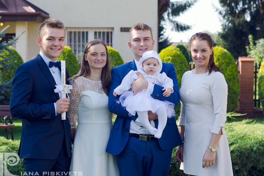 професійна фотозйомка хрестин в церкві костелі під час богослужіння батьками родичами дідусями бабусями спільні фотографії з хрестин вінчання весілля реєстрації шлюбу в Варшаві подарунок на хрещення хрещені похресники рідні фотокнига з хрестин недорого 