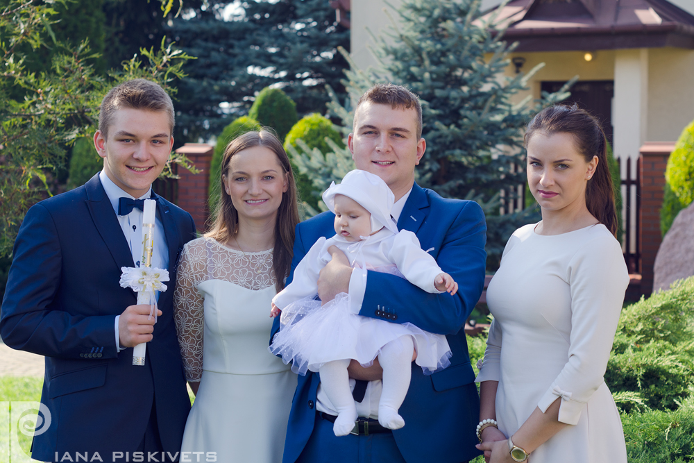 профессиональный фотограф в церкви костеле во время богослужения детские фотосессии новорожденных деток красивые нежные общие семейные фотографии около костела девочка родители поцелуй мамы нежность подарок на крестины для крестника крестницы фотокнига 