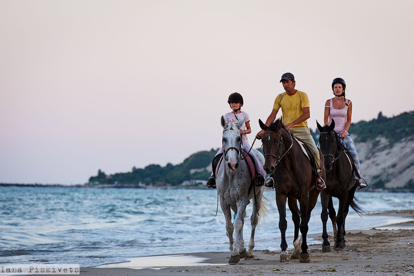 Photoshoot on horseback on the Black Sea