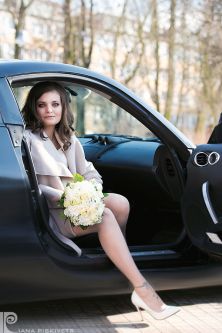 Professional photographer in Warsaw. Hands of a bride with a ring and a beautiful wedding manicure. Beautiful Women. Marriage, happy groom, bride bouquet, wedding photo shoot, marriage USC Pruszkow, romantic photo session. 