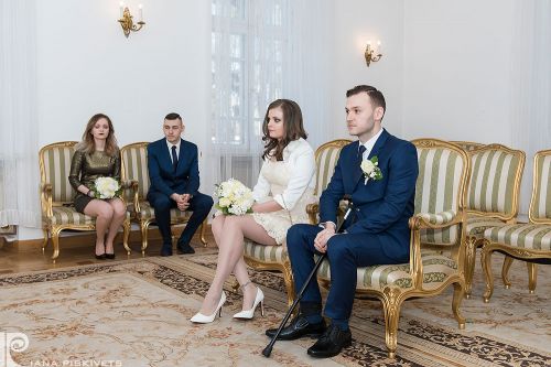  Rejestracja małżeństwa w Pruszkowie, romantyczną sesję zdjęciową. Profesjonalny fotograf w Warszawie i okolicach, sesja ślubna, ślub zimą, ślub i wesele w lutym. Bardzo elegancka sukienka. Portret Panny Młodej, zdjęcia ślub cywilny Warszawa.