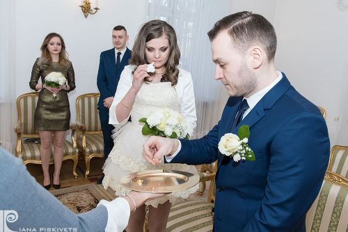 Autorski reportaż ślubny, emocje, fotograf na ślub, zdjęcia ślub cywilny. Prawdziwa miłość. Rejestracja małżeństwa USC Pruszkow. Ceremonie ślubne, romantyczną sesję zdjęciową. Profesjonalny fotograf ślubny w Warszawie, Urząd Stanu Cywilnego w Pruszkówie.