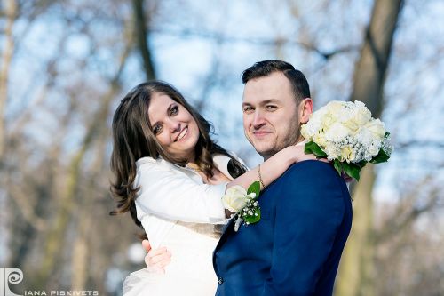 Wedding dress, shoes. Wedding rings. The most beautiful bride. Bride and fiance. Wedding Photography Warsaw, photographer for the wedding in Pruszkow, Warsaw, beautiful original wedding photos. 