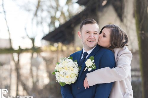 Marriage, happy groom, bride bouquet, wedding photo shoot in Pruszkow, marriage registration USC Pruszkow, romantic photo session. Professional photographer in Warsaw, wedding Poland