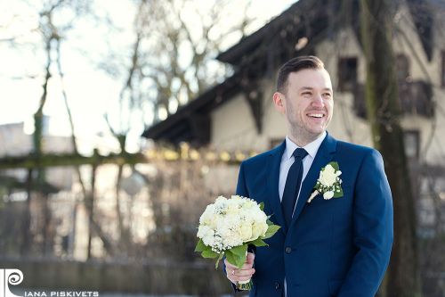 Marriage, happy groom with flowers, bouquet of the bride, wedding photo session in Pruszkow, marriage registration USC Pruszkow, romantic photo session. Professional photographer from Warsaw, Registry Office, wedding photos Warsaw