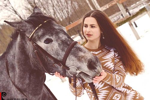 індивідуальні фотосесії верхи на конику взимку навесні влітку восени цікаві ідеї кращі пози для фотосесії на конях фотосет на конях фотосесія фото з конем фотографії зі стайні Весільний фотограф Варшава 