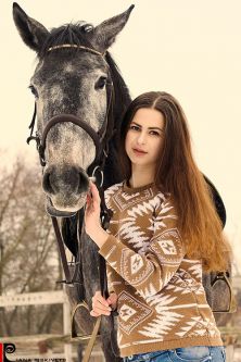 Sesje fotograficzne z końmi sesja portretowa w stadninie koni pomysły na sesje zdjęciową z koniem sesja na koniach zdjęcia plenerowe na koniu ślubny plener na koniu fotografia koni zdjęcia koni sesja zdjęciowa kobieca Warszawa