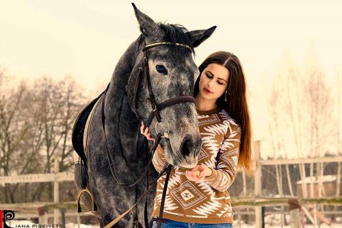 Ciekawe pomysły na sesje z koniem! portret w stadninie koni pomysły na sesje zdjęciową z koniem sesja na koniach zdjęcia plenerowe na koniu ślubny plener na koniu fotografia koni zdjęcia koni sesja zdjęciowa kobieca Warszawa