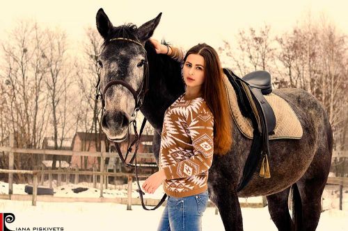 Pomysły na sesje z koniem portret w stadninie koni pomysły na sesje zdjęciową z koniem sesja na koniach zdjęcia plenerowe na koniu ślubny plener na koniu fotografia koni zdjęcia koni sesja zdjęciowa kobieca Warszawa