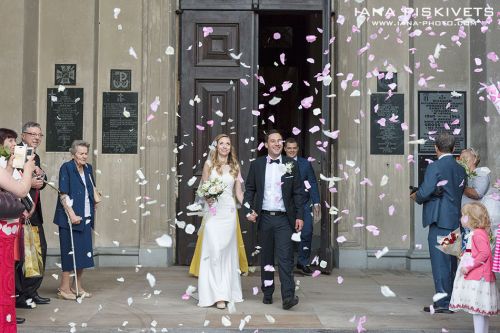 Reportaż ślubny w kościele Wszystkich Swiętych w Warszawie. Wyjątkowe, piękne, naturalne zdjęcia ślubne. Przygotowania, błogosławieństwo, ceremonia. Dobry fotograf ślubny na ślub i wesele Warszawa. Zdjęcia na ślubie, weselu oraz sesji ślubnej plenerowej.