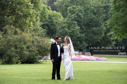 Wedding photo shoot at the Royal Castle in Warsaw, in the Wilanów Park, Łazienki Park, Warsaw Old Town. Beautiful pictures of your wedding in Europe. Wedding photo shoot in the city in winter, spring, summer, autumn Wedding photographer in Warsaw, Poland