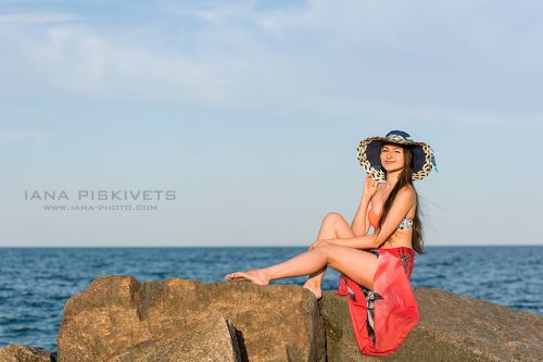 Słońce, plaża i piękne dziewczyny! Sesja fotograficzna zdjęciowa portretowa plenerowa, plener nad morzem, kobieta na plaży, kapelusz i bikini, zdjęcia kobiet na piaszczystej plaży, na skale. Młoda piękna dziewczyna na piasku nad morzem. Fotograf Warszawa