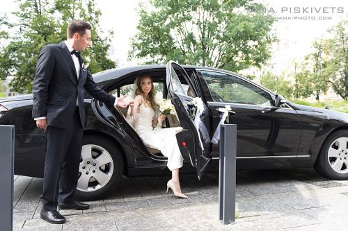 Professional wedding photographer in Warsaw Photo shoot of wedding, wedding ceremony in church, baptism in church: offer and prices Wedding photo shoot in a spring park, high-quality wedding photos for your photo album, manufacture of a wedding photo book