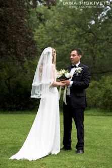 Wedding photo shoot at the Royal Castle in Warsaw, in the Wilanów Park, Łazienki Park, Warsaw Old Town. Beautiful pictures of your wedding in Europe. Wedding photo shoot in the city in winter, spring, summer, autumn Wedding photographer in Warsaw, Poland