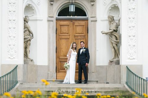 Wedding photo shoot at the Royal Castle in Warsaw, in the Wilanów Park, Łazienki Park, Warsaw Old Town. Beautiful pictures of your wedding in Europe. Wedding photo shoot in the city in winter, spring, summer, autumn Wedding photographer in Warsaw, Poland