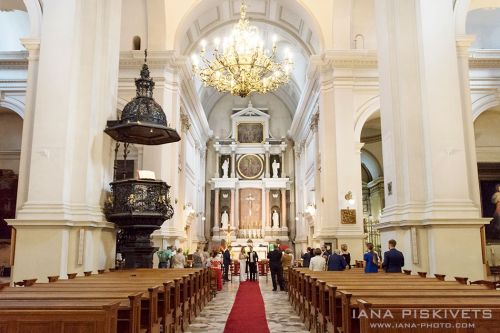 Professional wedding photographer in Warsaw Photo shoot of wedding, wedding ceremony in church, baptism in church: offer and prices Wedding photo shoot in a spring park, high-quality wedding photos for your photo album, manufacture of a wedding photo book