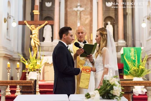 Dokumentacja fotograficzna uroczystości zaślubin na najwyższym poziomie zdjęć. Wyjątkowe, piękne i naturalne zdjęcia ślubne. Przygotowania, błogosławieństwo, ceremonia. Dobry fotograf ślubny na ślub i wesele. Parafia Wszystkich Świętych w Warszawie. 