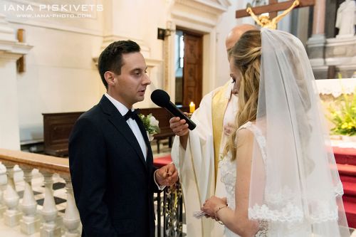 Professional wedding photographer in Warsaw Photo shoot of wedding, wedding ceremony in church, baptism in church: offer and prices Wedding photo shoot in a spring park, high-quality wedding photos for your photo album, manufacture of a wedding photo book