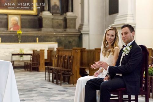 Reportaż ślubny w kościele Wszystkich Swiętych w Warszawie. Wyjątkowe, piękne, naturalne zdjęcia ślubne. Przygotowania, błogosławieństwo, ceremonia. Dobry fotograf ślubny na ślub i wesele Warszawa. Zdjęcia na ślubie, weselu oraz sesji ślubnej plenerowej.