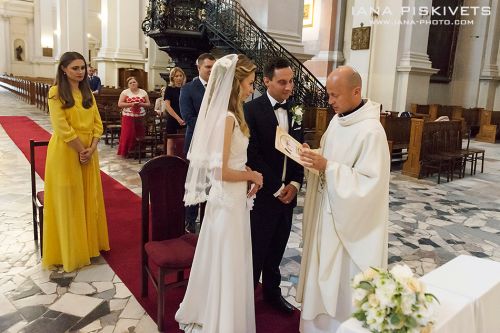 Professional wedding photographer in Warsaw Photo shoot of wedding, wedding ceremony in church, baptism in church: offer and prices Wedding photo shoot in a spring park, high-quality wedding photos for your photo album, manufacture of a wedding photo book