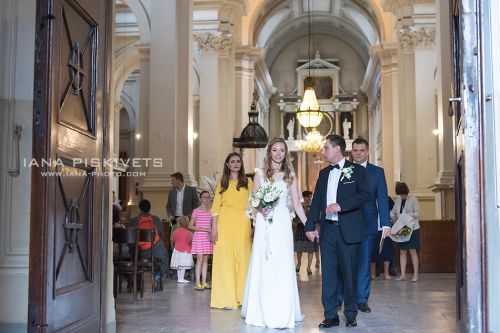 Professional wedding photographer in Warsaw Photo shoot of wedding, wedding ceremony in church, baptism in church: offer and prices Wedding photo shoot in a spring park, high-quality wedding photos for your photo album, manufacture of a wedding photo book