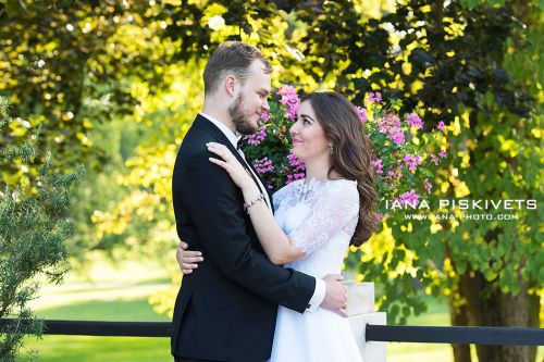 Wedding photo shoot in Wilanów Park. Wedding photographer in Warsaw. Photo report of wedding and baptism in church in Warsaw. Photographer for wedding ceremony in church, marriage registration. Price for wedding photo shoot, photo session, photo books.