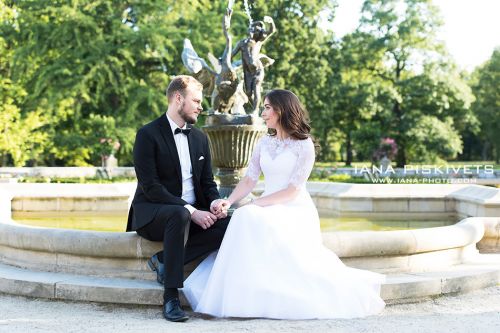 Wedding photo shoot in Wilanów Park. Wedding photographer in Warsaw. Photo report of wedding and baptism in church in Warsaw. Photographer for wedding ceremony in church, marriage registration. Price for wedding photo shoot, photo session, photo books.