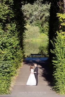 Wedding photo shoot in Wilanów Park. Wedding photographer in Warsaw. Photo report of wedding and baptism in church in Warsaw. Photographer for wedding ceremony in church, marriage registration. Price for wedding photo shoot, photo session, photo books.